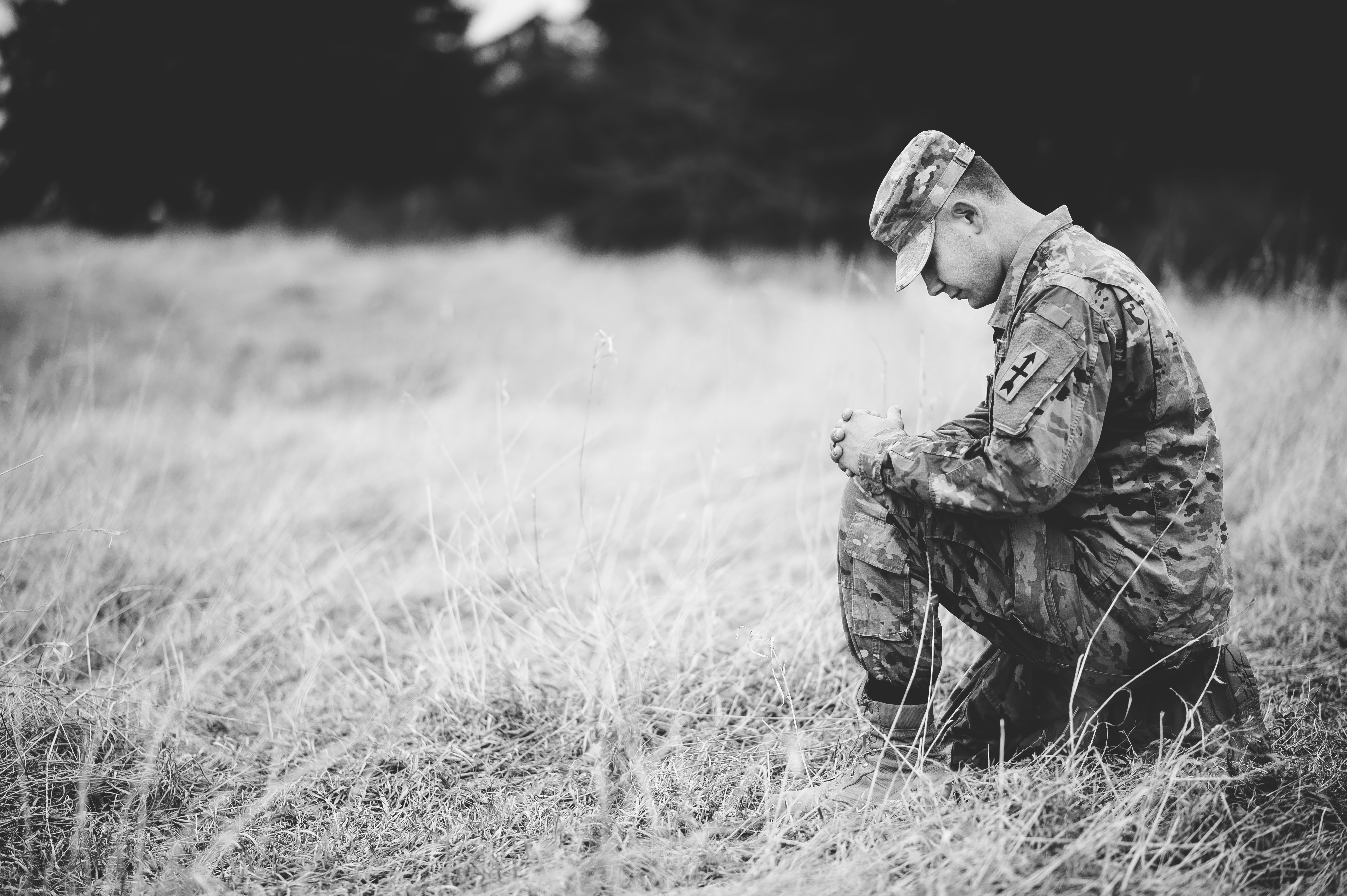 soldat genou a terre - freepik